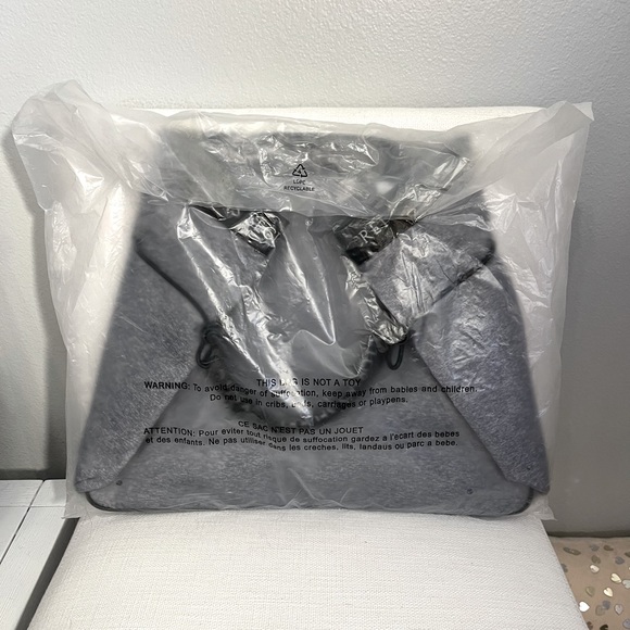 👜NWT Victoria’s Secret Sport Cinch Tote/Bag.  Gray, and still in Plastic Bag - Picture 3 of 6